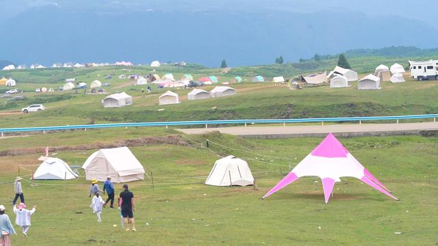 乌蒙大草原景区：帐篷露营，高山草场上的别样体验