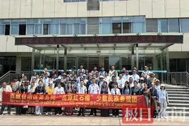 “扎西德勒！”西藏中学的孩子们遇上藏族同胞，“高原红石榴”绽放荆楚大地图片