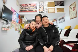 受邀参加除夕千人团年饭，小小“手语翻译官”许下新年愿望：成为爸爸的“光”图片