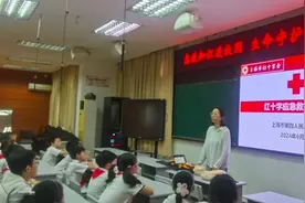 医生进校园，手把手教授急救知识→图片