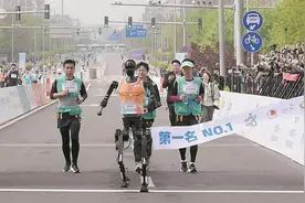 “广东籍”人形机器人亮相“跑马” 各地产业竞速共创“名场面”图片