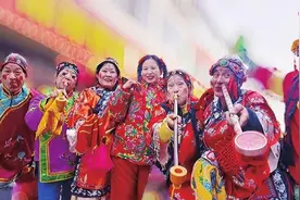 抬铁棍、抖空竹……农历二月二 千人共赏民俗表演图片