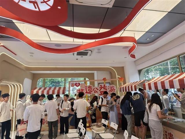 国庆首日近700名游客参观慈善展示厅体验非遗公益游