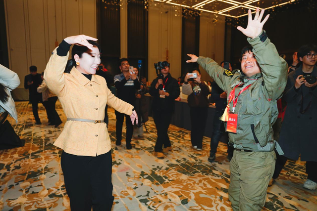 东天山骆驼队抵达忆江南度假区休整 豫疆文化交流盛典启幕