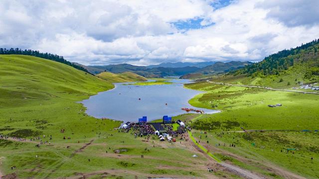 在“转山转海”的镜头中 重逢香格里拉湖