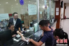 中国驻菲使馆举办老幼申请人线下办证专场活动图片
