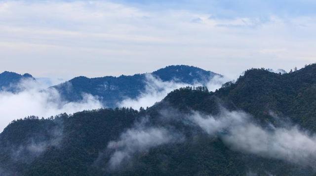 鹤峰秋来风景异：青山隐隐有仙居