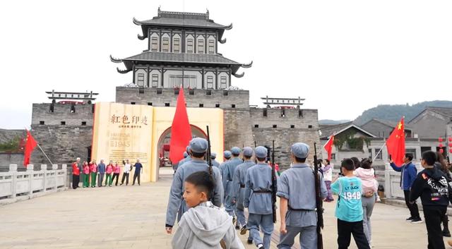 当百花遇见国潮，当红歌响彻街区！金延安的国庆氛围感绝了
