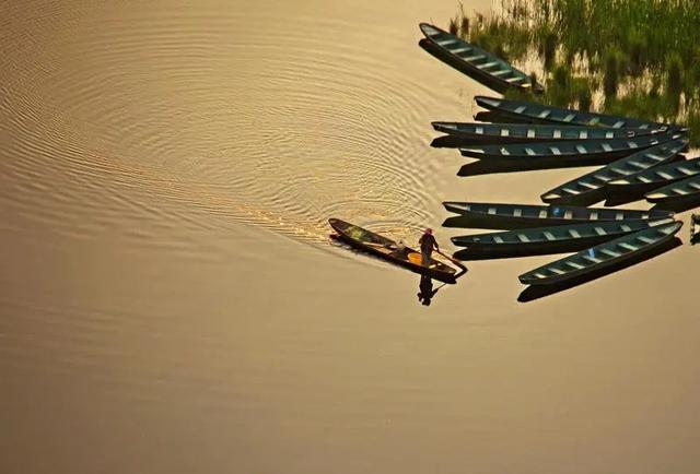 初冬的普者黑,把水墨“划”进现实