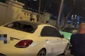 成都一男子砸坏多辆路边停放车辆 记者现场回访还原事发经过图片