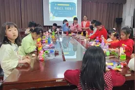 玻璃瓶变花器，社区开展环保小达人手工DIY活动图片