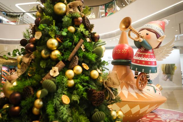 20米高精灵装置旋动申城，冬日消费市场的“暖色调”