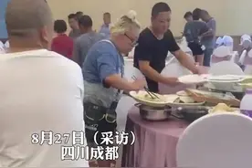 女子打包40多桌婚宴剩菜喂流浪猫狗 当事人：用清水洗了几遍后才给它们吃图片