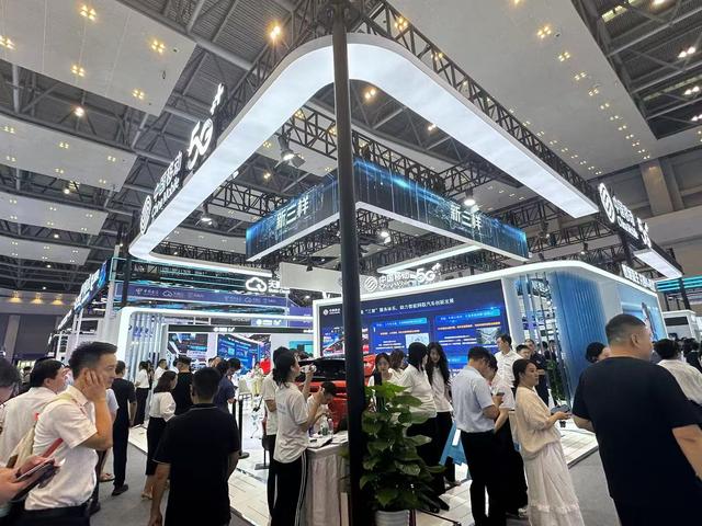 签约项目超2000亿！机器人、智能汽车集中亮相|直击2025智博会