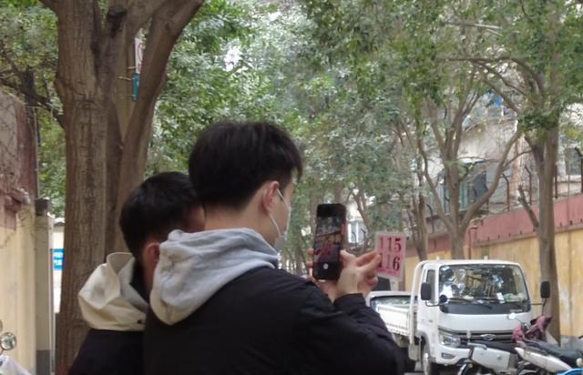 炒八掺爆火两个月后	，夫妻店主决定搬迁12年老店：天冷了，想多支个火，目前80%仍是新客	，号不够用