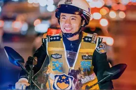 他因《守护解放西》走红，但他更是“交警石文宇”图片