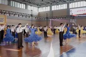 果然视频|舞动心弦，学生们校园内跳起华尔兹图片