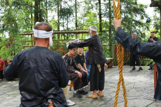 岜沙苗寨｜成人礼启幕千年传承，“村T”绽放民族潮光