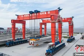 “沧龙号”搬梁机创中国最大起重吨位纪录图片