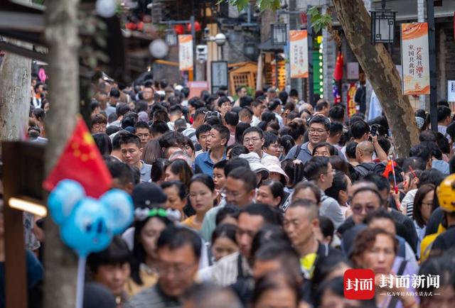 热门打卡地 国庆假期宽窄巷子客流满满｜图集