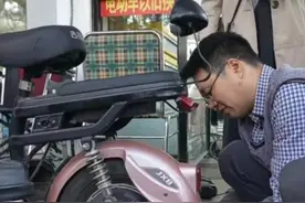 苏州一小伙十几年坚持为残疾人义务修车 小伙：希望尽自己的所能帮助他们图片