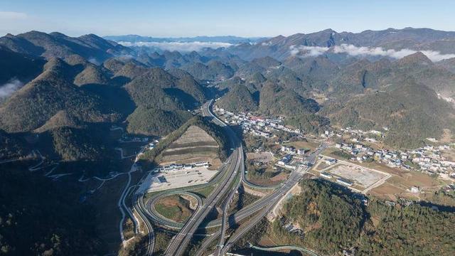 鹤峰县燕子镇：晨光漫集镇 天路入画来