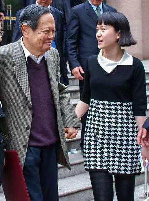杨振宁夫人翁帆发文：杨先生离开时一定很欣慰，他交出了一份满意的答卷；有他多年的陪伴，我何其有幸