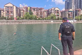 巡河检查 织密防溺水“安全网”图片