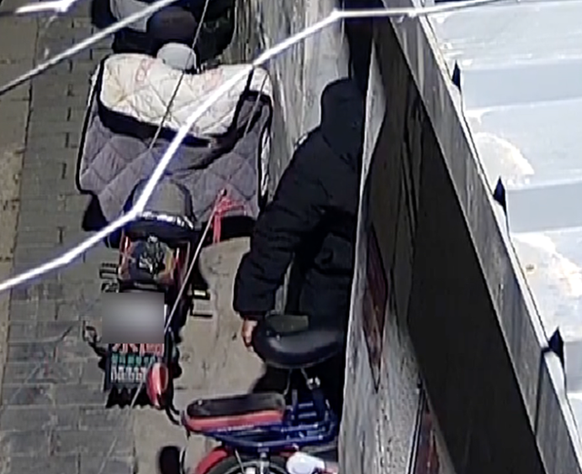 男子骑电动车将人撞骨折后逃逸，回家换装后折返现场观望，得知伤者报警又回家拆下车牌	，警方：行政拘留10日，罚款1220元