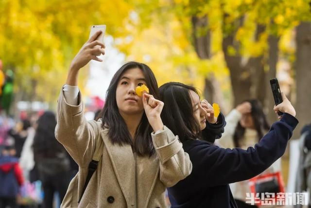 青岛八大关，乌泱泱的人为一件事而来！一款“魔法帽”火了！现场照片→