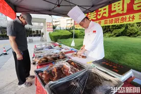 拒绝“躺平”！青岛五星酒店淡季摆起卤味摊，2000元美味2小时抢空图片