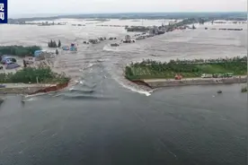 洞庭湖大堤发生溃口，大水上涨到屋顶，紧急救援！图片