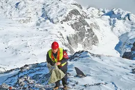 新春走基层丨玉龙雪山景区高空保洁人员：雪山“蜘蛛人” 冰川守护者图片