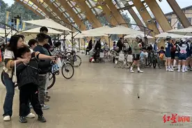 车迷在油菜花田间骑行！这个周末，来天府农博园体验成都人的动感和松弛感图片