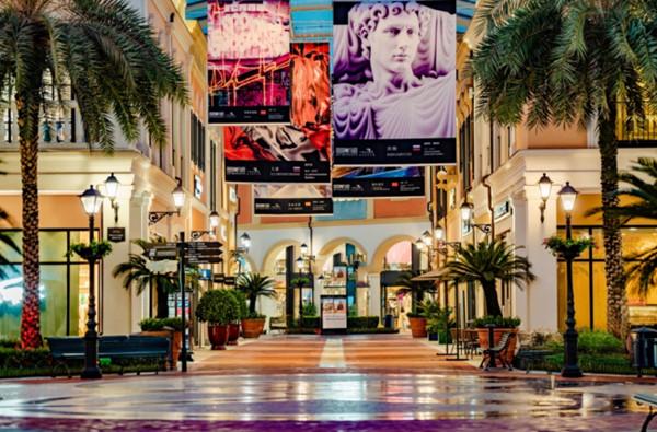 重庆佛罗伦萨小镇打造光影主题活动