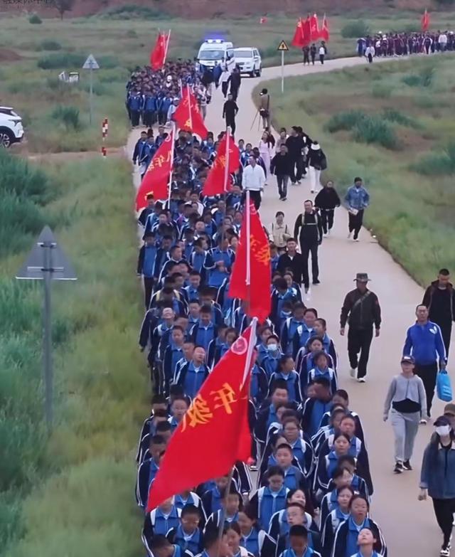 冒雨出发！宁夏盐池6000多名师生沿长城徒步40公里