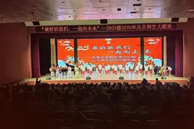 东营市实验中学2022级举办2025元旦师生联欢会图片