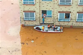 “大概一个小时 水从脚踝漫到了胸口”图片