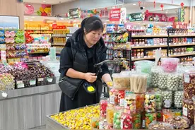 【新春走基层】超市工作人员坚守岗位 守护百姓菜篮子图片