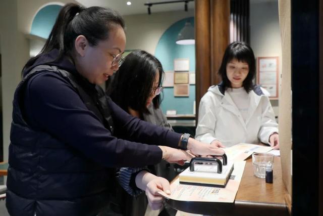 愚园路“文明多巴胺”来袭！这趟彩色之旅治愈你的秋冬~