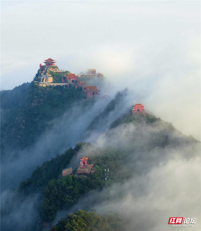 【每日一图@湖南】在五雷山的云海里，触摸天空的温柔