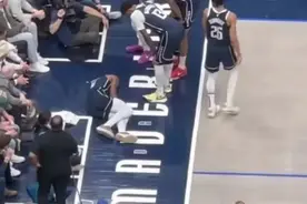 NBA突发意外！欧文左膝反关节受伤，被搀扶离场图片