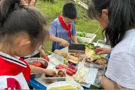学校组织春游野炊 孩子们带上锅碗瓢盆亮“绝活”图片