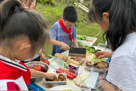 学校组织春游野炊 孩子们带上锅碗瓢盆亮“绝活”图片