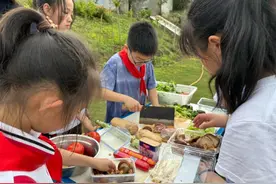 学校组织春游野炊 孩子们带上锅碗瓢盆亮“绝活”图片