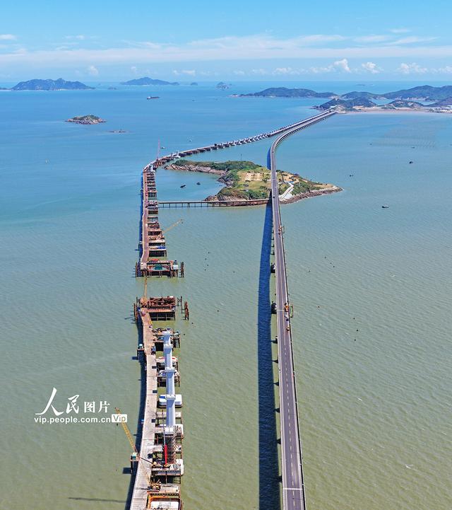 浙江临海：头门港铁路跨海大桥建设正酣