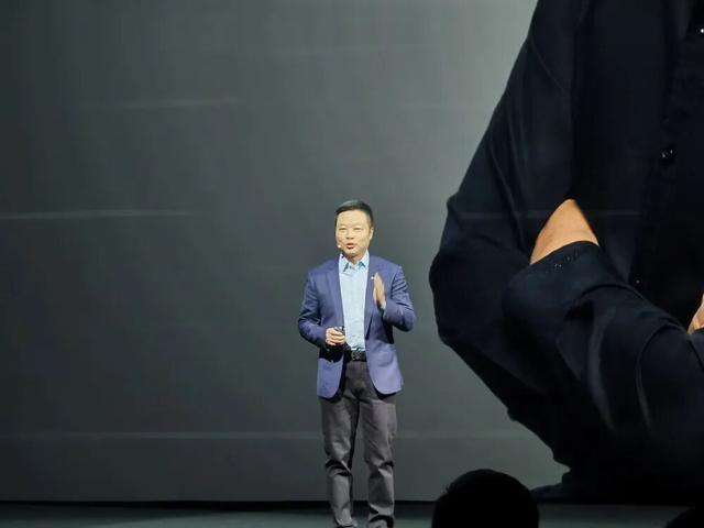 何小鹏连发四大黑科技，人形机器人走猫步上台，用户能买到的L4车型来了