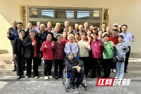 株洲市十三中举行退休教师重阳节活动图片