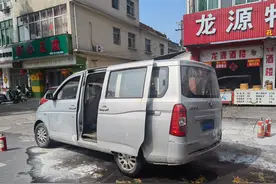 汽车马路上行驶卷入秸秆，疑似摩擦后起火燃烧图片