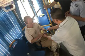 车辆到站后老人迟迟未下车，长沙公交驾驶员察觉异常后果断报警！图片